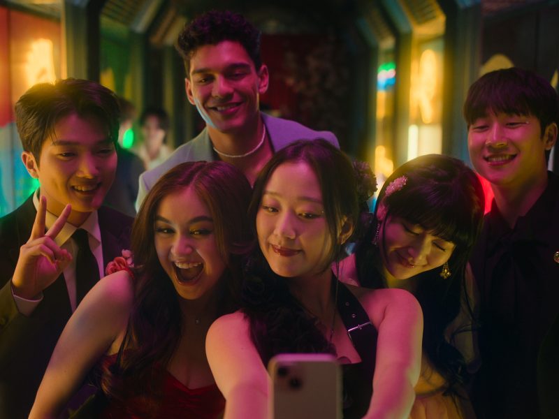 (L to R) Minyeong Choi as Dae Heon Kim, Anna Cathcart as Kitty Song Covey, Anthony Keyvan as Quincy 'Q' Shabazian, Gia Kim as Yuri Han, Han Bi Ryu as Eunice Kang, Joshua Hyunho Lee as Jin in episode 207 of XO, Kitty. Cr.
